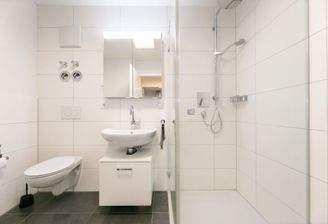 Badezimmer mit WC, Waschbecken, Dusche und WM-Anschluss
