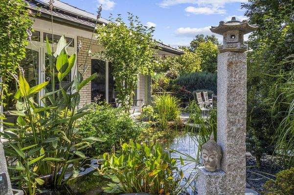 Koi-Teich mit Terrasse