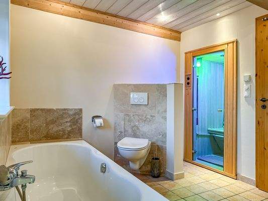 11. Badewanne und Infrarotsauna.jpg