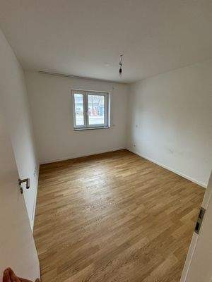 Großzügiger Wohnbereich mit schönem Holzboden