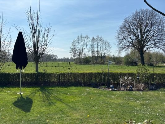 Freier Blick über Wiesen und Felder