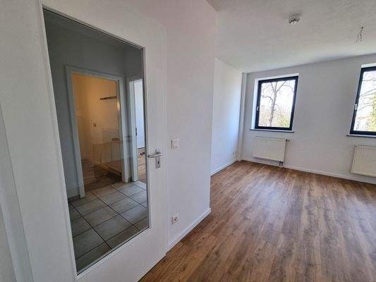 Wohnzimmer mit Blick in den Flur