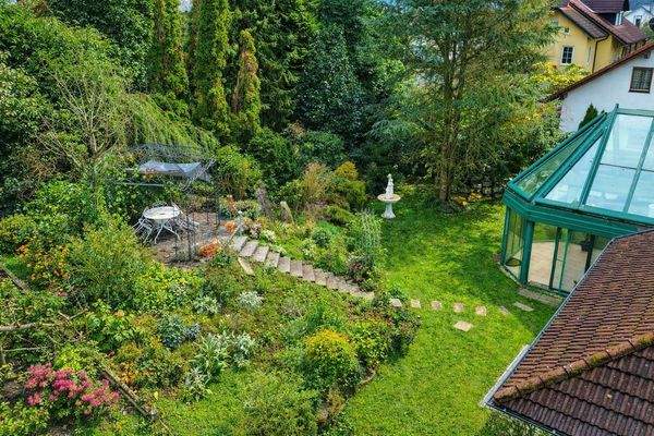 hochwertig angelegter Außenbereich