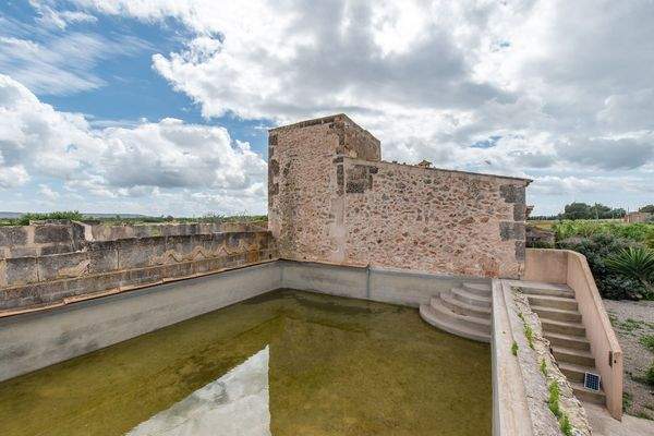 Großes Wasserbecken