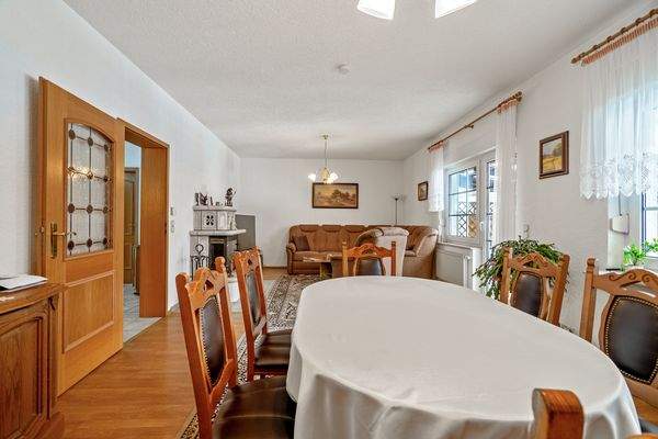 Großzügiges Wohnzimmer mit Essecke und Terrassenzugang