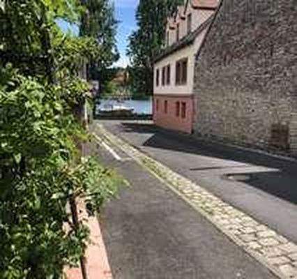 Blick von Einfahrt auf Main