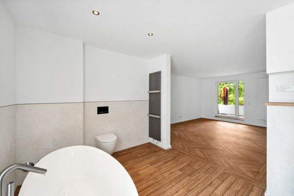 Blick aus dem Bad in das Schlafzimmer