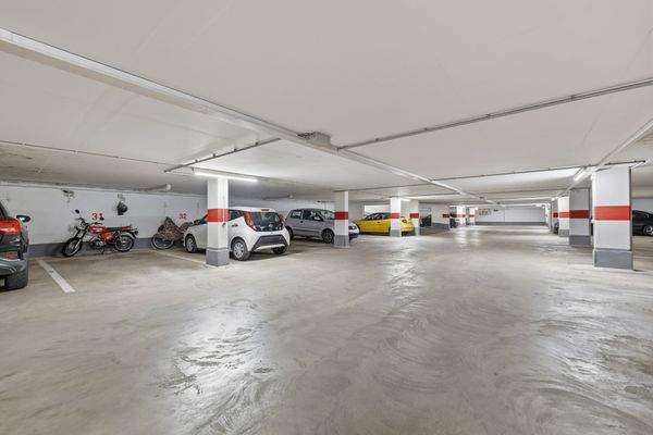 Großzügige Tiefgarage. Optional können bis zu 2 Stellplätze zusätzlich erworben werden. 