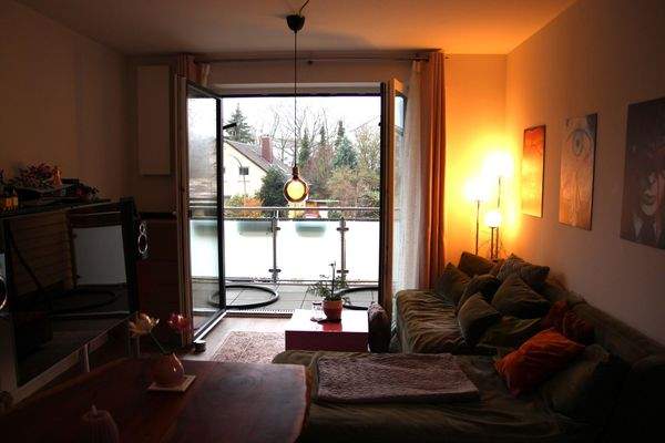 WOHNZIMMER MIT ZUGANG ZUM BALKON