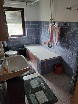 Bad im Untergeschoss mit Wanne