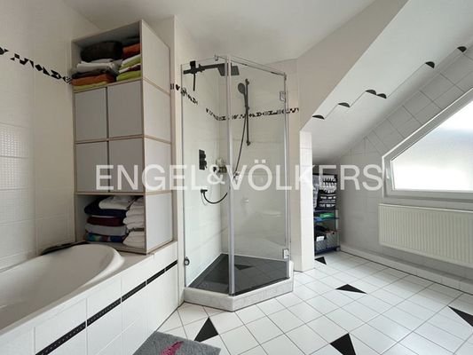 Tageslichtbad mit Dusche und Wanne