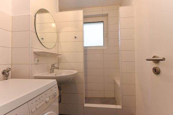 Duschbad mit WM-Anschluss und Fenster