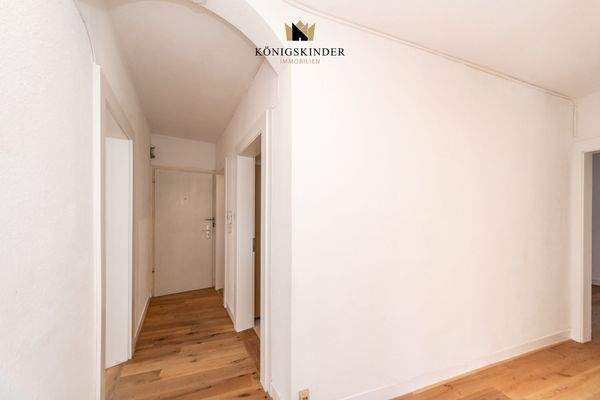 Eingangsbereich mit charmantem Rundbogen – das verbindende Element der Wohnung