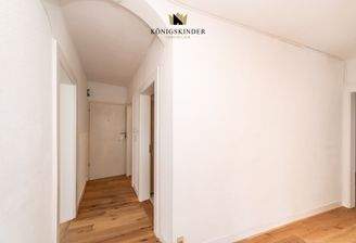 Eingangsbereich mit charmantem Rundbogen – das verbindende Element der Wohnung