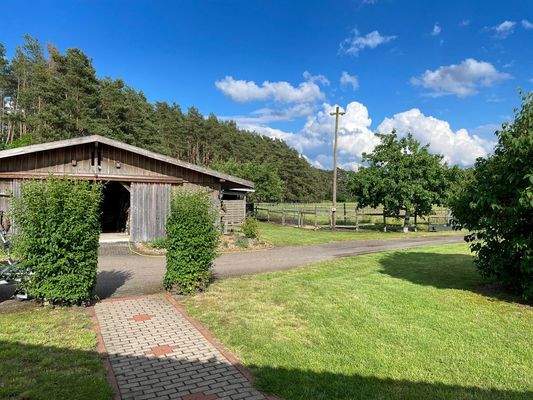 Zufahrt und Nebengebäude