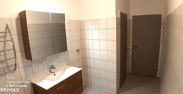 Bad Spoegelschrank, rechts Anschl. WaMs