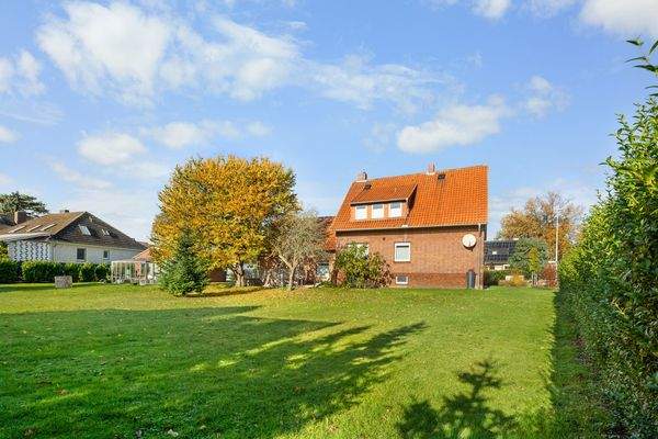 Hausansicht und Garten