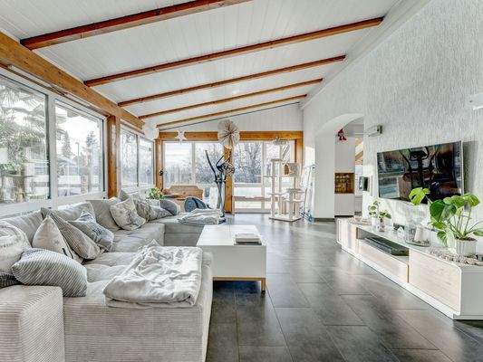 Altbau – Lichtdurchfluteter Wohnbereich mit Panoramafenstern