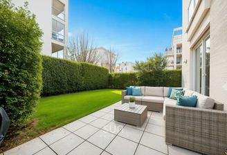 LICHTDURCHFLUTETES WOHNZIMMER