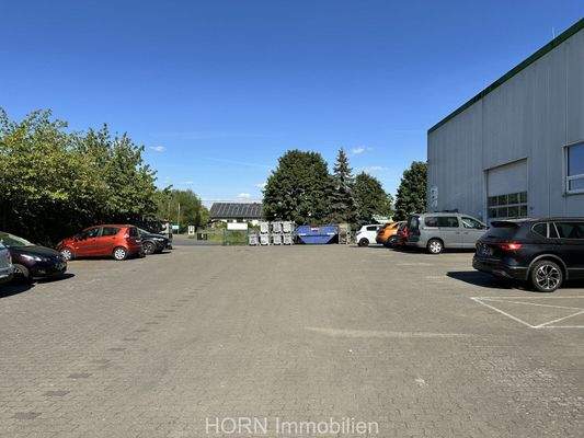 Hof mit Stellplätzen