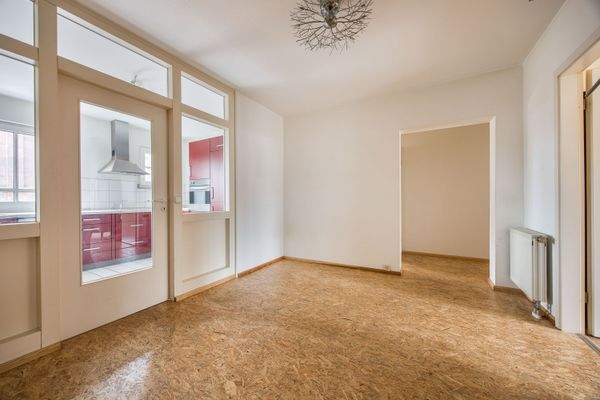 Zentraler, lichtdurchfluteter Flur