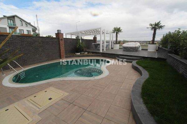 Horizontally Architectured Luxury Houses in Büyükçekmece