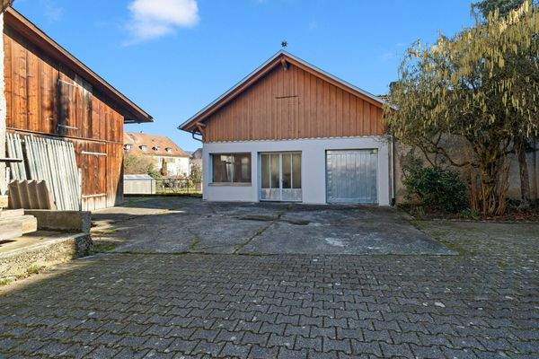 Nebengebäude und Hof