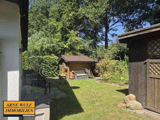 Grundstück hinten mit Nebengebäuden