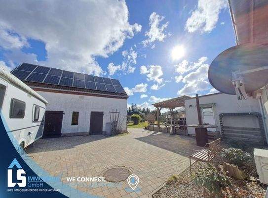 Hofansicht mit PV.jpg