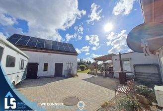 Hofansicht mit PV.jpg