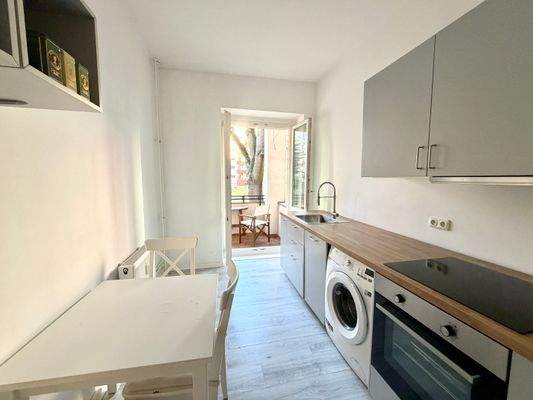 Küche mit Balkonzugang