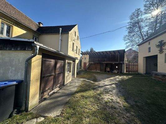 Blick zum zweistöckigen Schuppengebäude