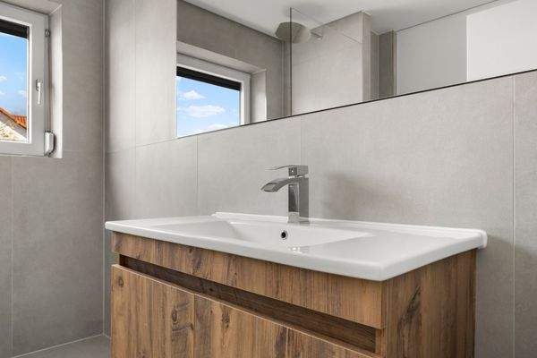 Duschbad mit Fenster im OG