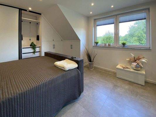 Dachgeschoss: Elternschlafzimmer mit Bad en-suite 