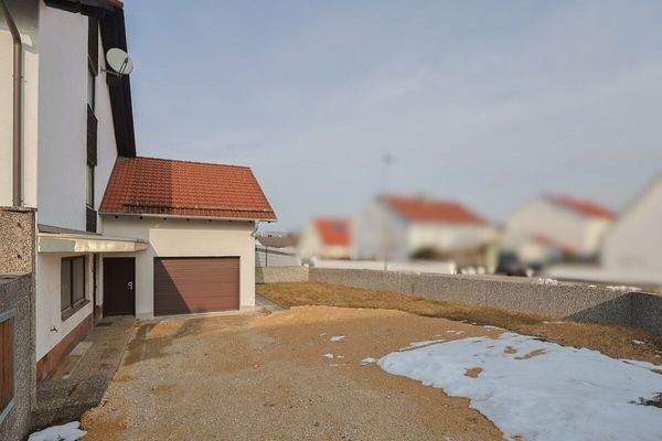 Außenbereich mit zweiter Garage