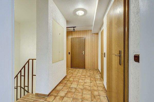 Zugang zum KG und Verbindung zur Wohneinheit im OG