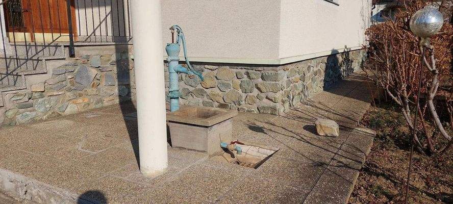 Brunnen im Hof, Pumpe im Kelle