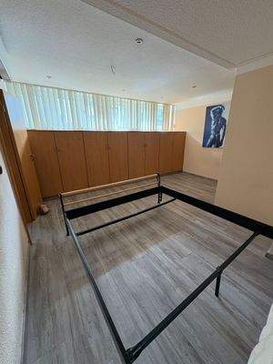 Schlafzimmer mit Bettgestell