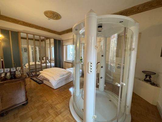 Schlafzimmer mit begehbarer Dusche!