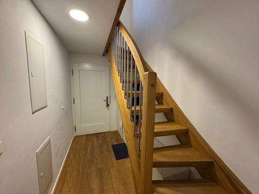 Flur und Treppenaufgang zum OG
