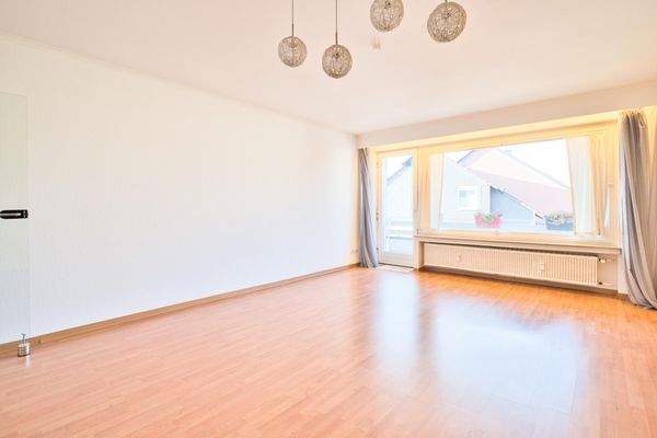 Wohnzimmer mit Zugang zur Loggia