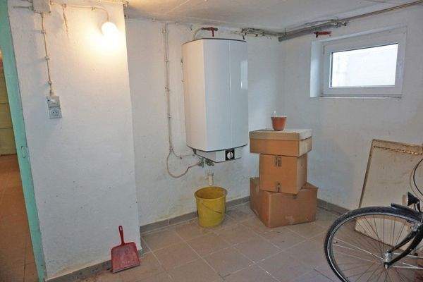 Raum 2 Keller mit Warmwasserboiler