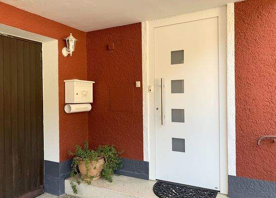 überdachter Eingangsbereich