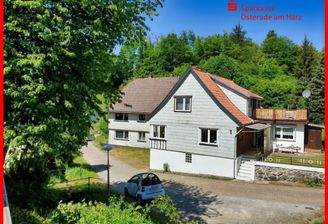 Ostgiebel Nordfassade mit Hauseingang und Dachterrasse