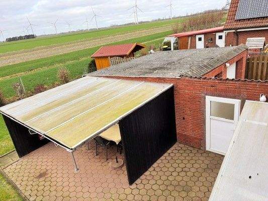 überdachte Terrasse mit Zugang zur Doppel-Garage.jpg
