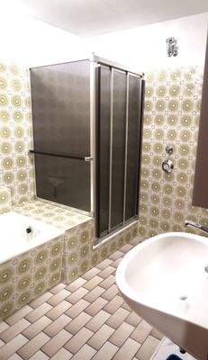 Bad mit Dusche und Badewanne