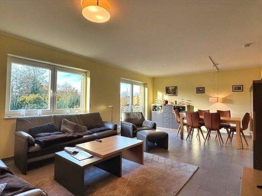 viel Platz und Licht im Wohnbereich