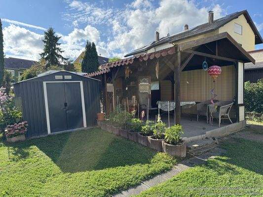 Gartenbereich  Grillhütte