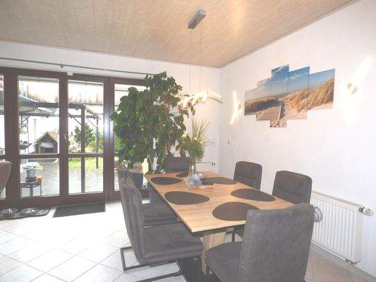 Essbreich mit Zugang zur Terrasse