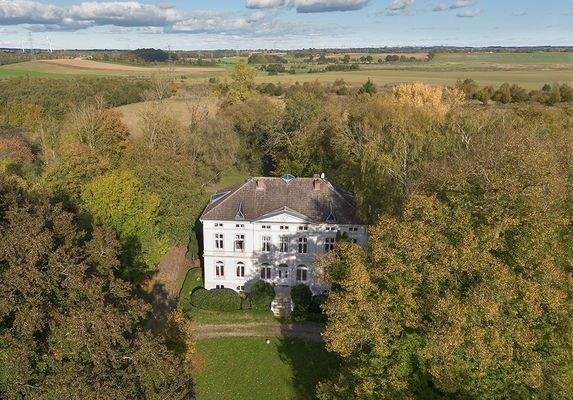 Drohnenansicht Gut Mönkhagen.jpg